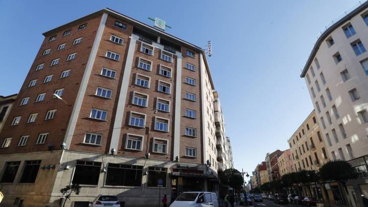 Vista exterior del Hotel Quindós, en la Gran Vía de San Marcos.