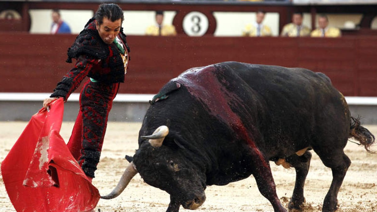 El Fundi, en la faena a su segundo toro.