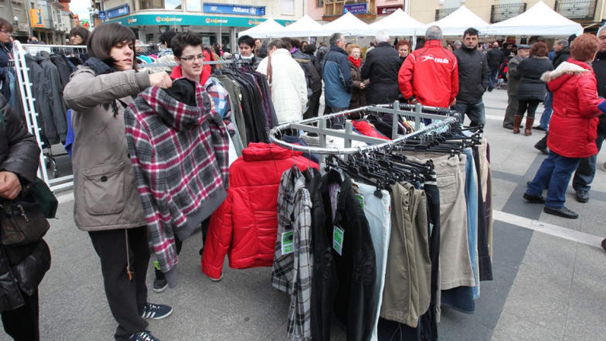 Numeroso público se acercó a la plaza Mayor para buscar ofertas entre los expositores.
