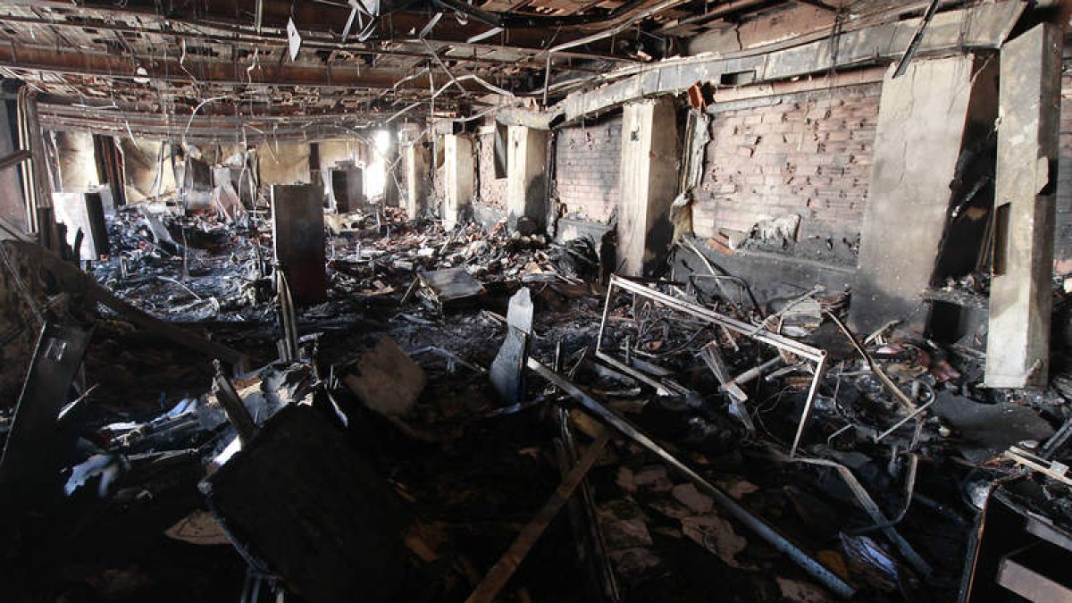 Estado en el que quedó la zona más afectada por el fuego del edificio «ampliación» del Ayuntamiento de Ordoño.