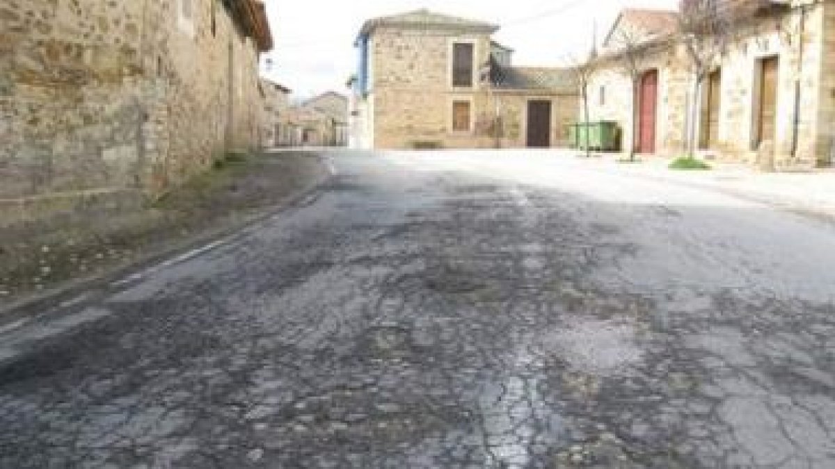 Aspecto que presenta la carretera LE-142 a su paso por Santa Colomba de Somoza.