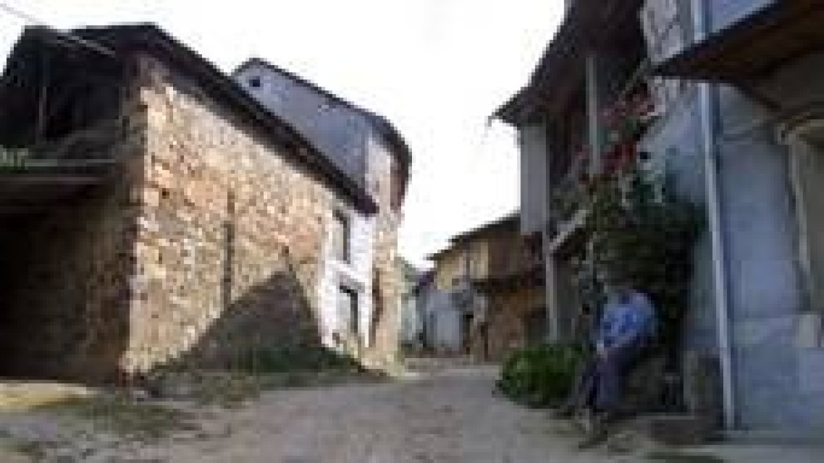 Todavía existen en la provincia pueblos con muchas de sus calles sin asfaltar