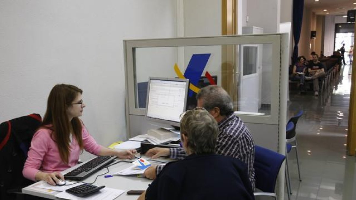 Una pareja presenta la declaración de la renta, en una imagen de archivo.