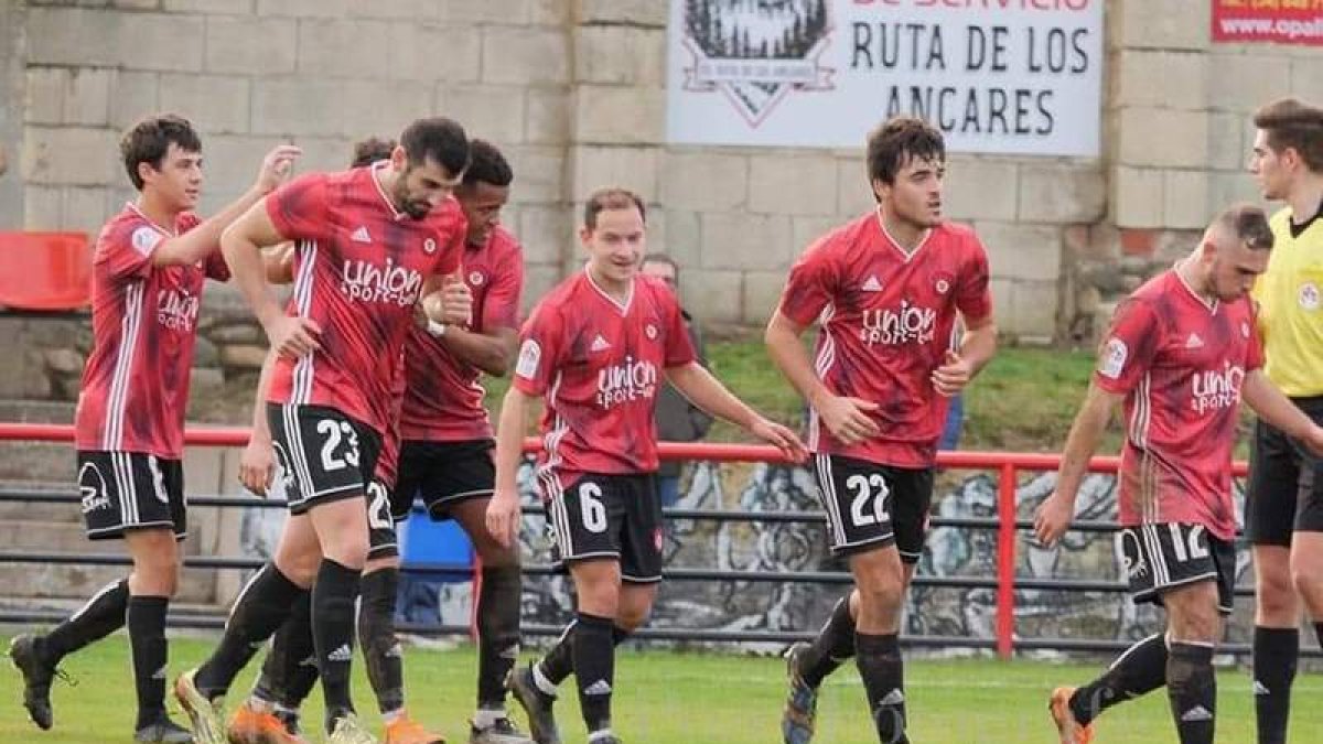 Los jugadores del equipo berciano celebran uno de los goles de la victoria. DL