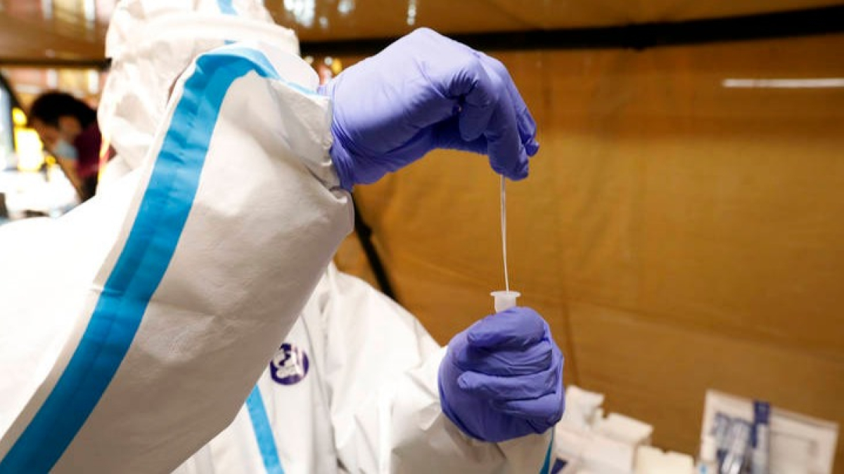 Personal sanitario realizando un test de antígenos. MARCIANO PÉREZ