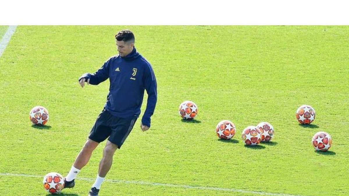 El delantero de la Juventus Cristiano Ronaldo durante el entrenamiento en Turín antes de partir hacia la capital de España. ALESSANDRO DI MARCO