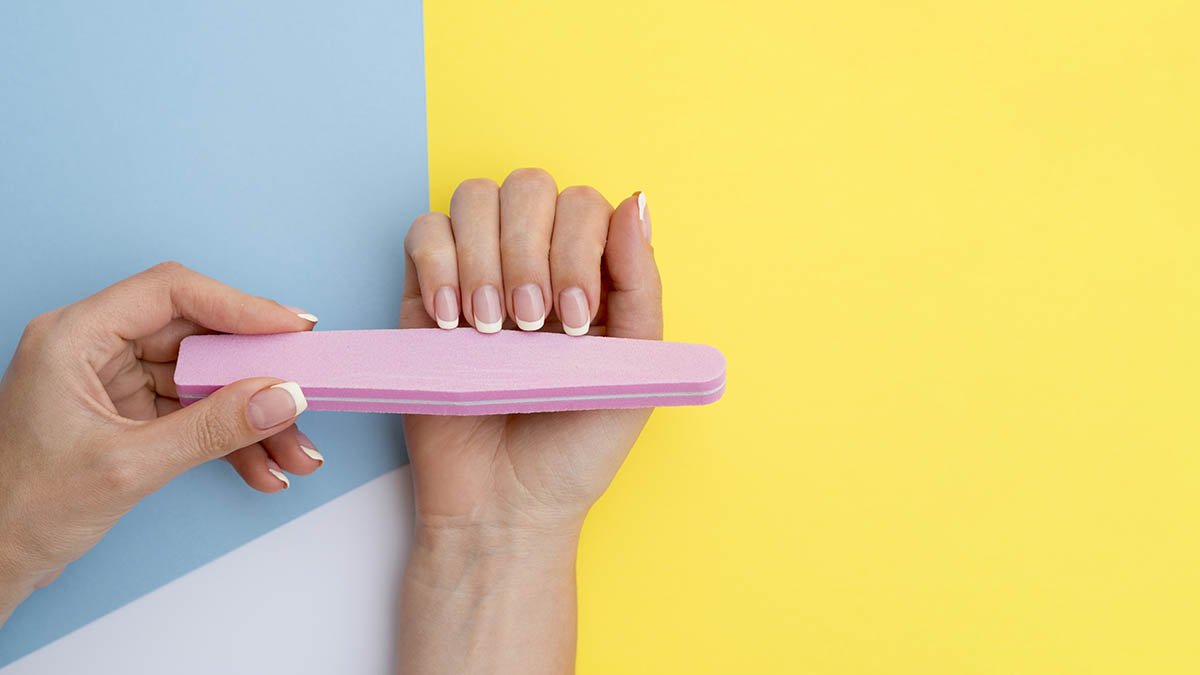Pasos para quitar el esmalte semipermanente de tus uñas en casa