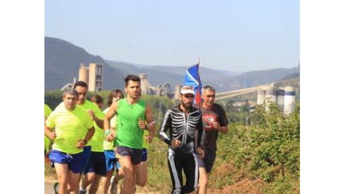 Una de las maratones-protesta de Basurco, con la cementera de Toral al fondo.