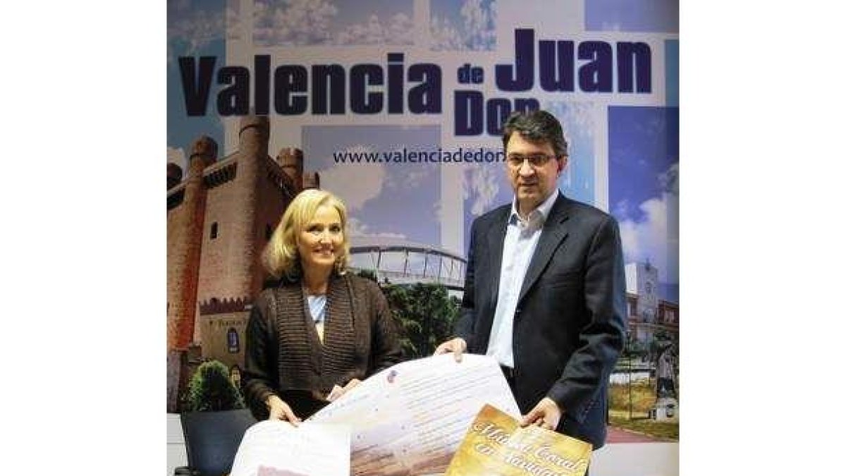 La concejala y el alcalde presentaron el programa navideño.
