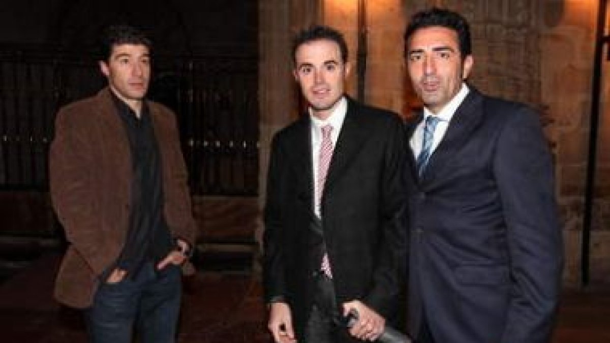 Chechu Rubiera, Samuel Sánchez y Javier Pascual, a la entrada de la iglesia de San Marcos.