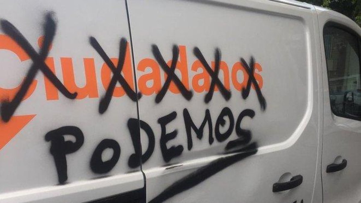 Una furgoneta de Ciudadanos que ha amanecido con pintadas en Madrid.