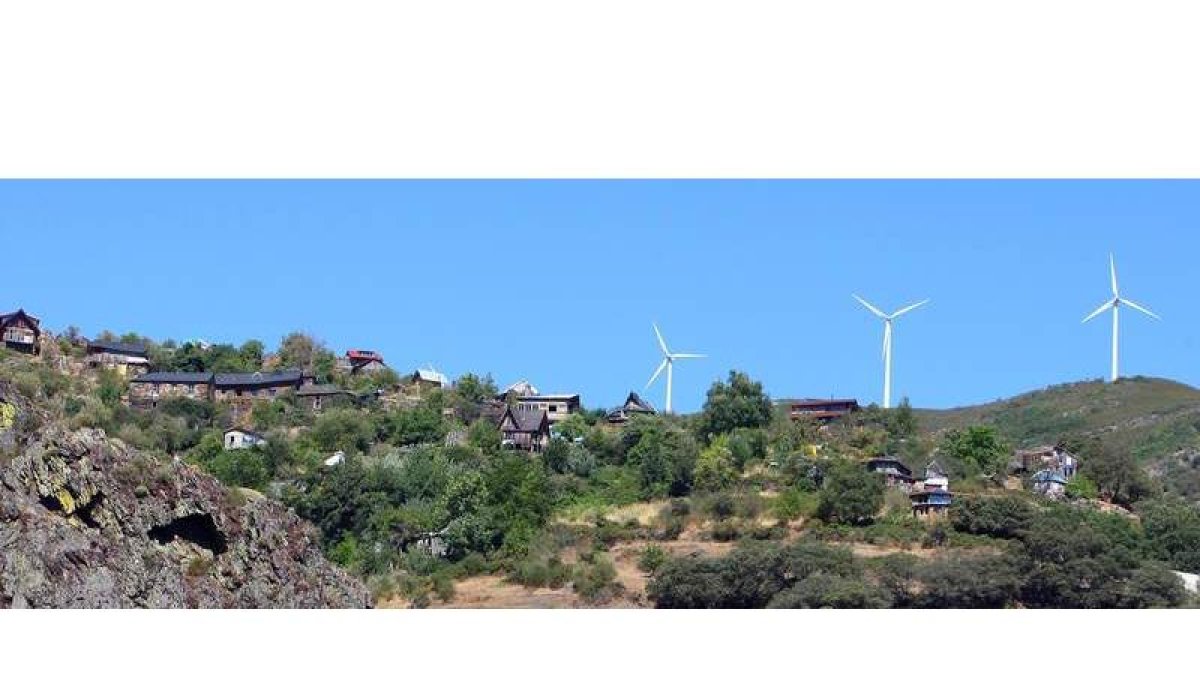 A Matavenero sólo se accede a pie, siguiendo el río Argutorio. El pueblo figura en la lista internacional de las ecoaldeas.