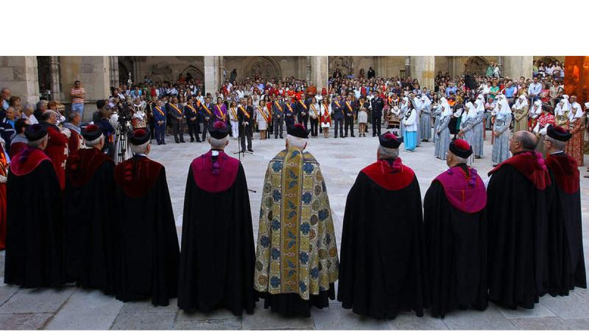 Los representantes del Cabildo de la Catedral, de espaldas, frente a la corporación municipal durante el tradicional ‘Foro u Oferta’ celebrado en el claustro.