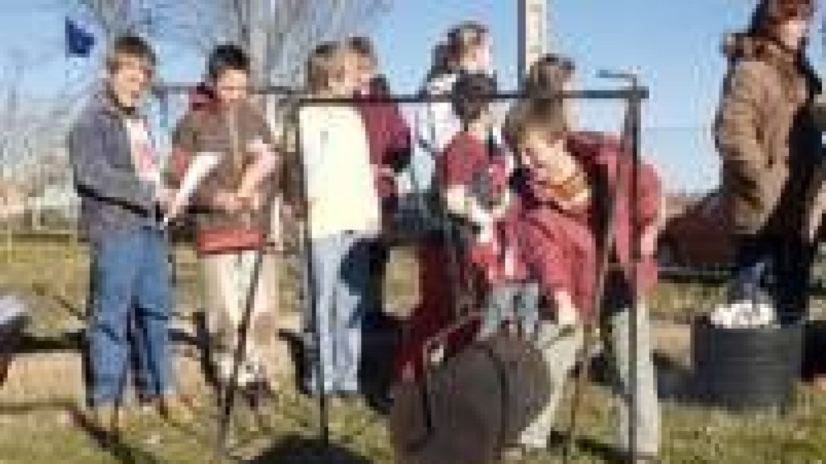 Alumnos del CRA de El Burgo Ranero, en el transcurso del magosto del colegio