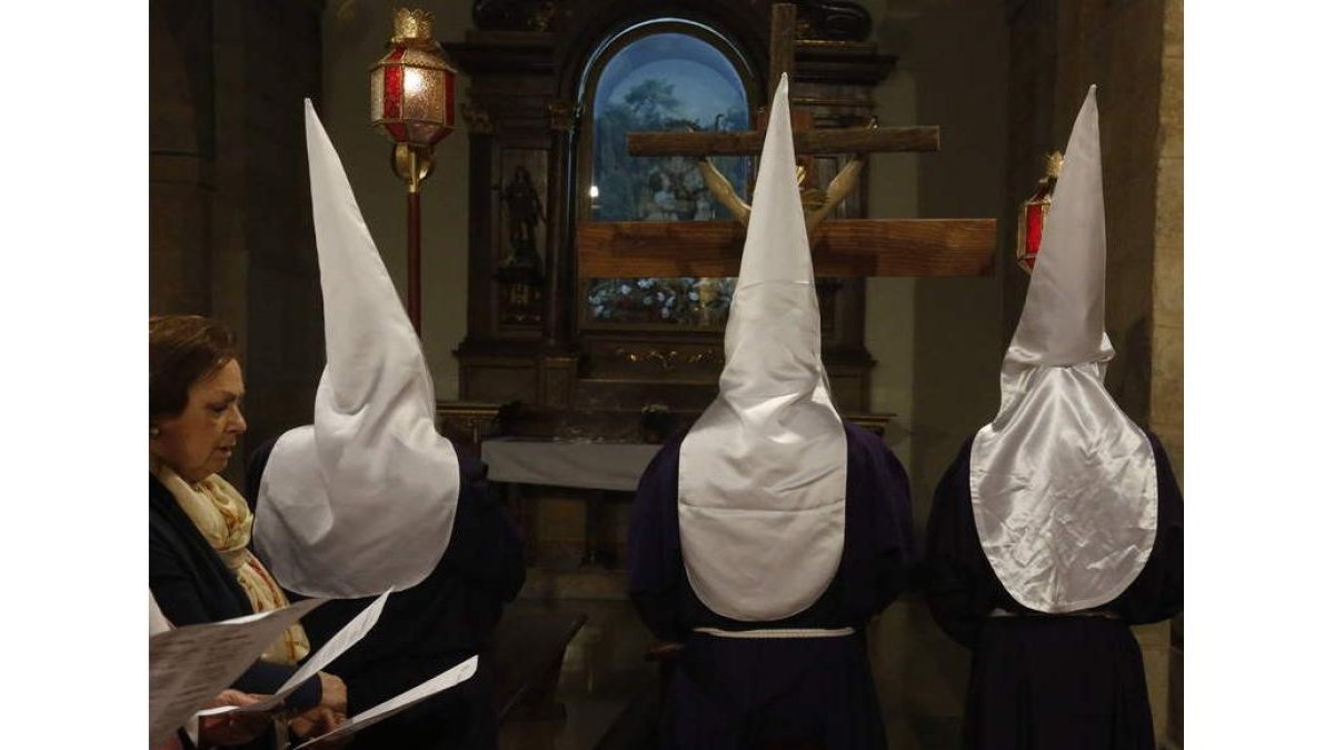 Un momento del Vía Crucis Leonés Cantado que un Martes Santo más organizó la Cofradía del Santísimo Cristo de la Expiración y del Silencioen el convento de los franciscanos.
