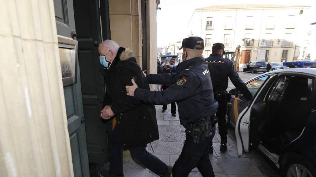 Como todos estos días, el acusado fue trasladado ayer a la Audiencia para seguir el juicio. RAMIRO