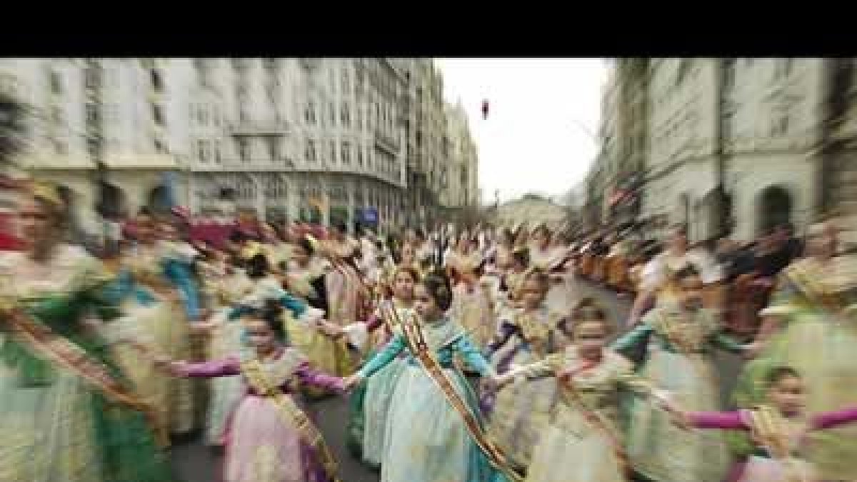 Desfile de los más de trescientas comisiones infantiles de falleras.