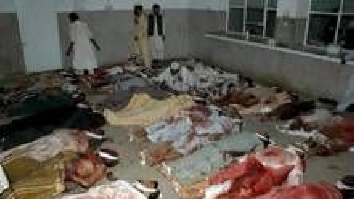 Cuerpos de los suníes muertos en el atentado en Multan
