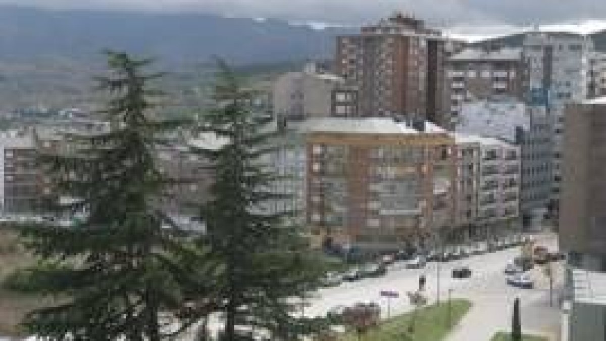 Imagen de la avenida de Astorga, con el edificio del hotel AC a la derecha
