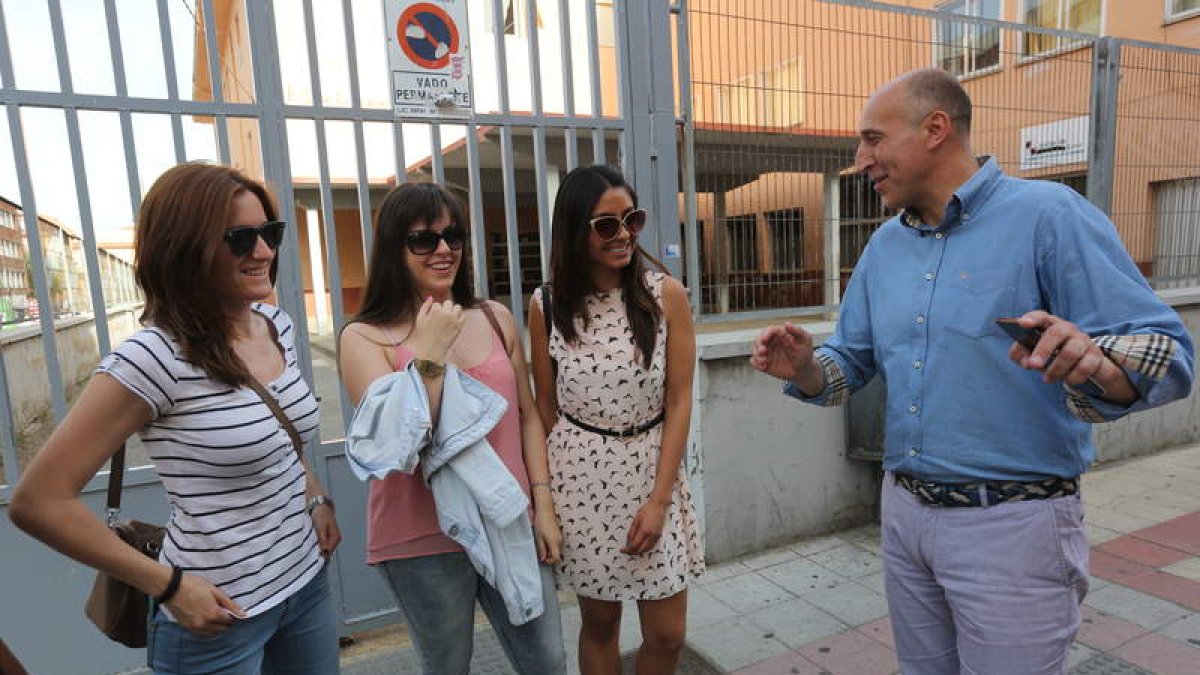 Diez, en su paseo ayer por San Claudio y La Chantría, junto a un grupo de estudiantes.