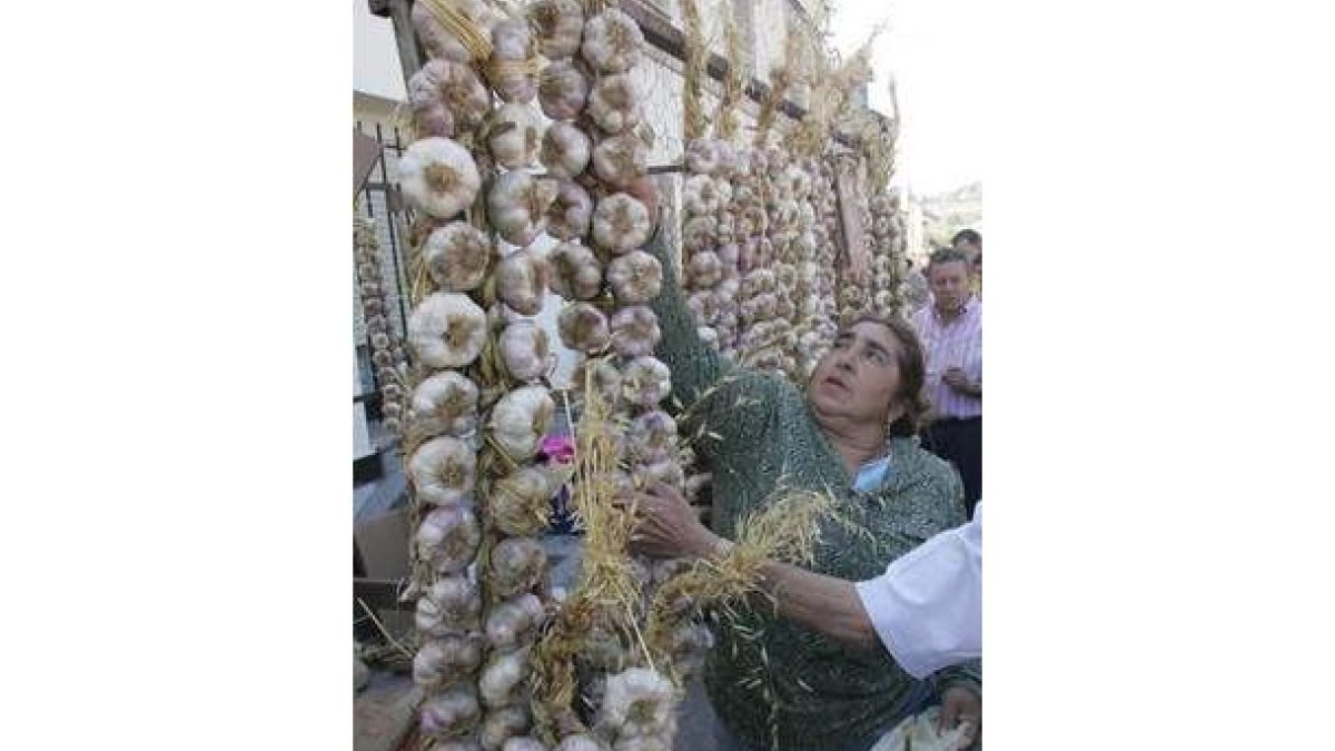 Las ristras de ajos volverán a lucir mañana por todas las calles de San Miguel.
