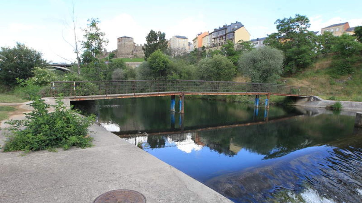 Imagen de archivo del río Sil a su paso por Ponferrada, con el Castillo al fondo. L. DE LA MATA