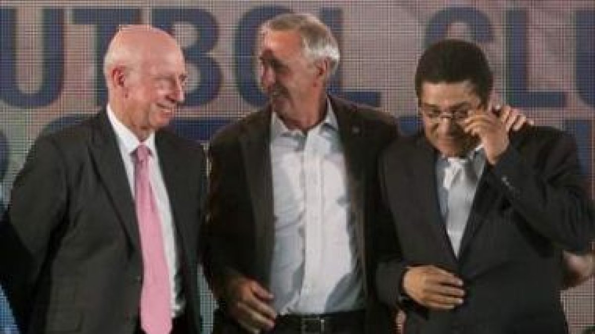 Charlton (iz) y Eusebio, acudieron a felicitar a Johan Cruyff.