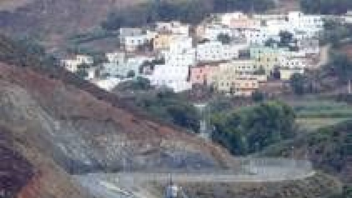 Vista de la carretera por la que discurre el perímetro fronterizo entre Marruecos y Ceuta