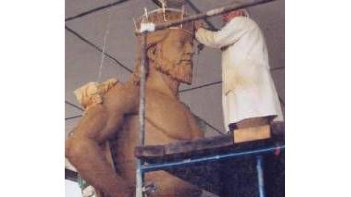 Ángel Muñiz Alique, durante el modelado de la estatua en su taller de La Virgen del Camino