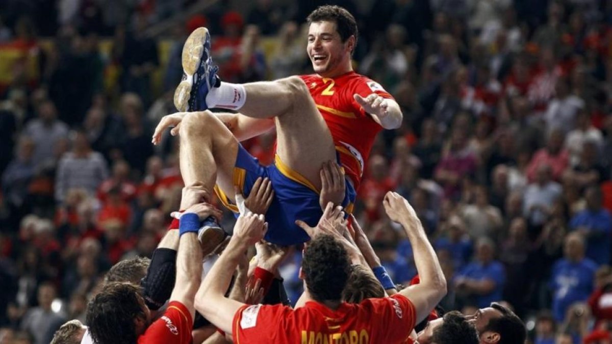 Entrerríos es manteado por sus compañeros de selección tras conquistar el oro en el Mundial de España 2013