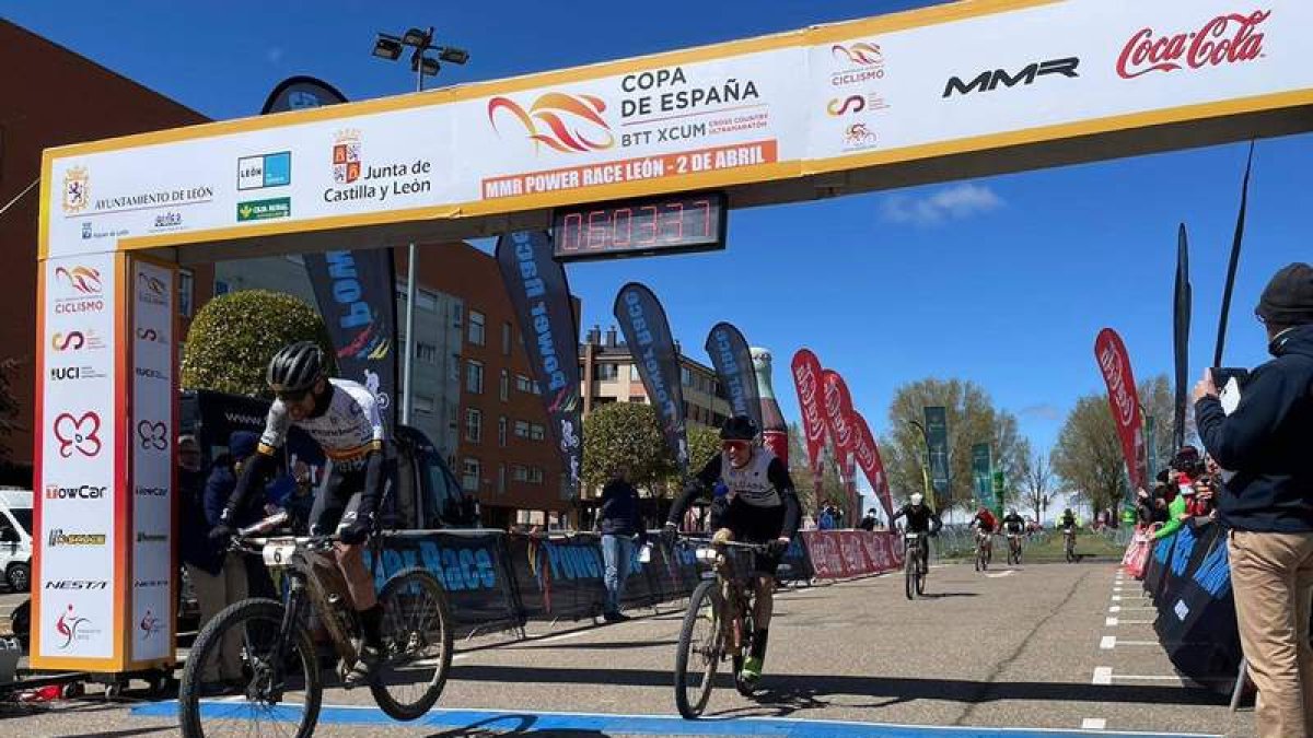 Primeros compases de la carrera de MTB por las calles de León. FERNANDO OTERO