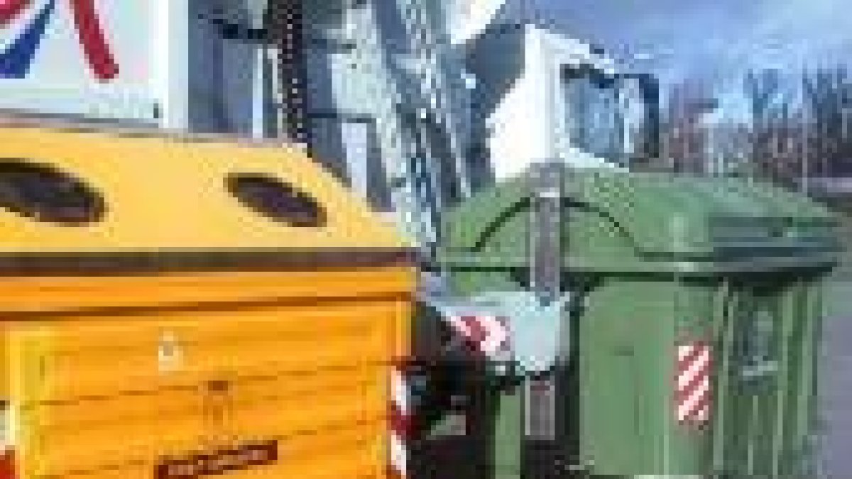 El contenedor amarillo es para depositar los envases y el verde para la materia orgánica