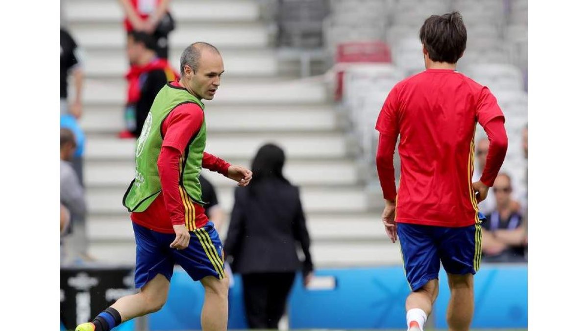 Iniesta y Silva, de espalda, preparan el debut de España frente a la República Checa. ARMANDO BABANI
