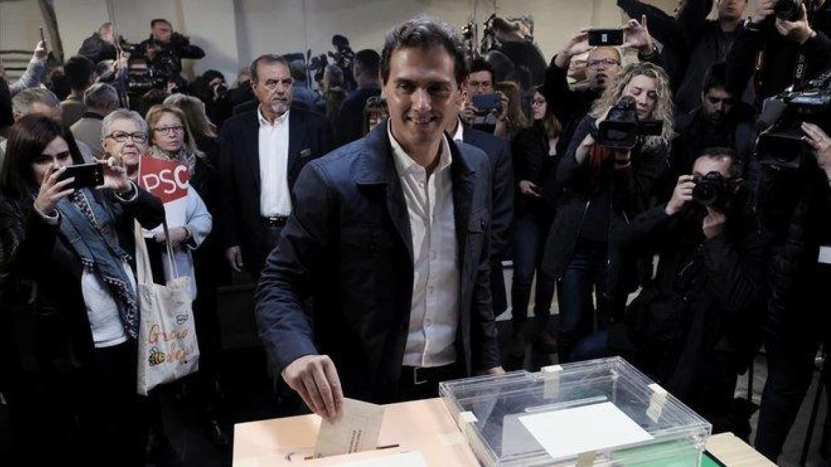 Albert Rivera vota en el Colegio Santa Marta de LHospitalet.