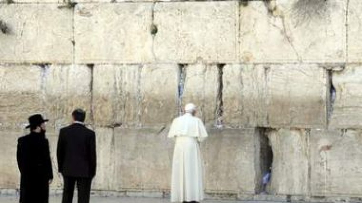 El papa Benedicto XVI reza delante del Muro de las Lamentaciones de Jerusalén