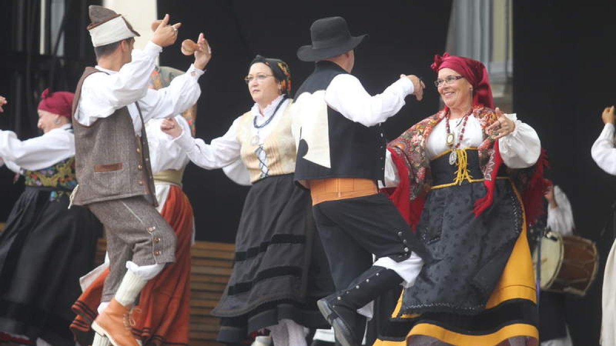 El festival de bailes regionales de la plaza del Ayuntamiento volvió a estar concurrido.