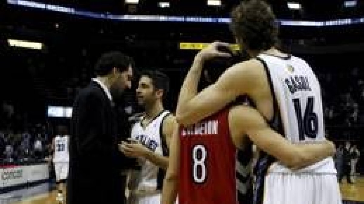 Jorge Garbajosa, Juan Carlos Navarro, Jose Calderon y Pau Gasol se saludan al acabar el partido
