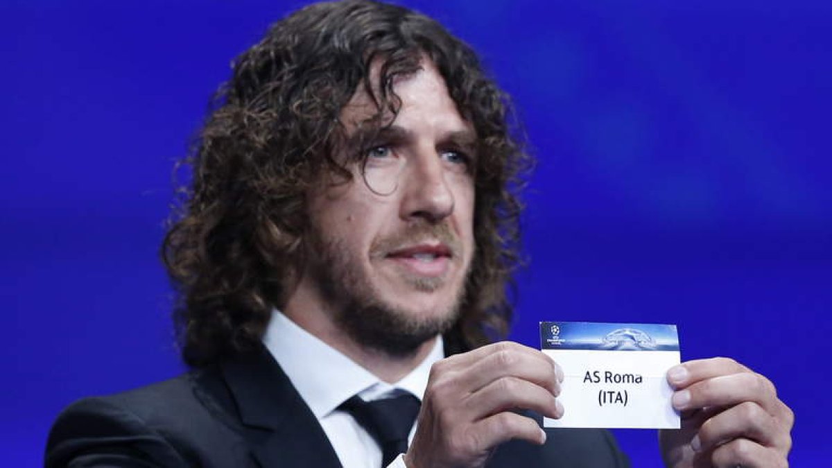 El ex jugador Carles Puyol fue una de las ‘manos inocentes’ del sorteo de la Liga de Campeones