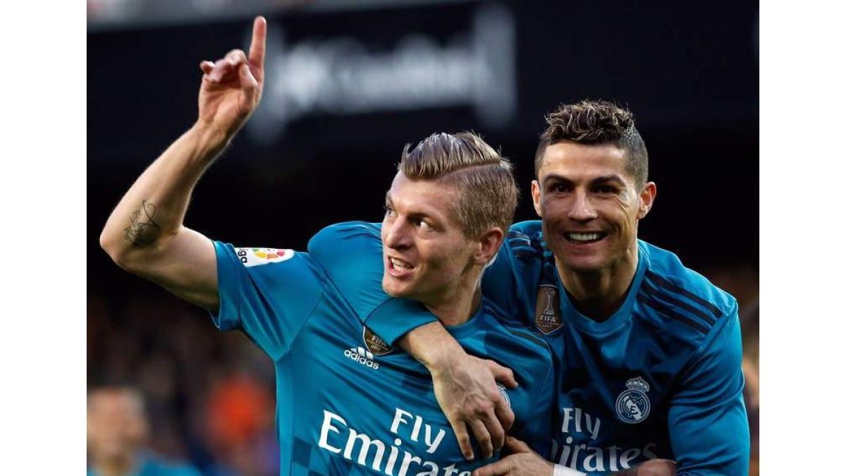 Toni Kroos celebra con Cristiano Ronaldo el cuarto gol del Madrid ante el Valencia. JUAN CARLOS CÁRDENAS