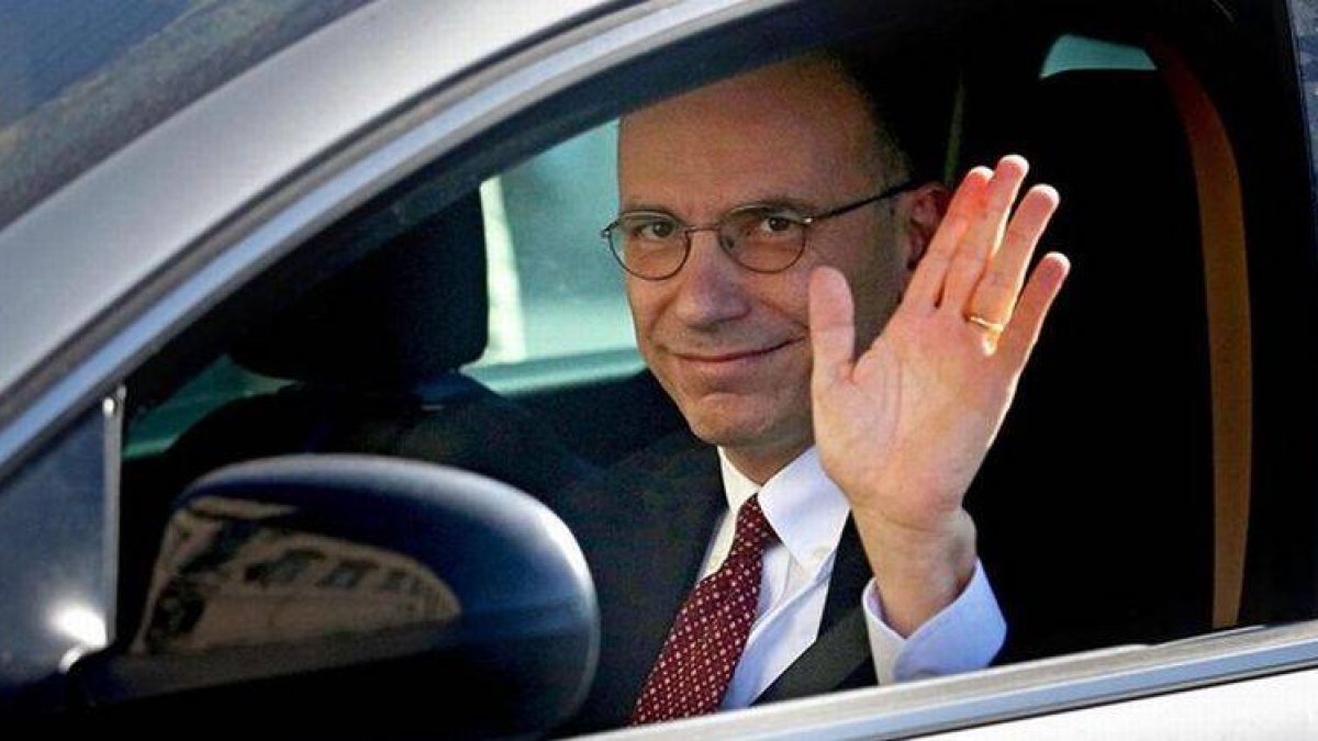 Letta saluda desde su coche a su llegada al palacio del Quirinal, este viernes en Roma.