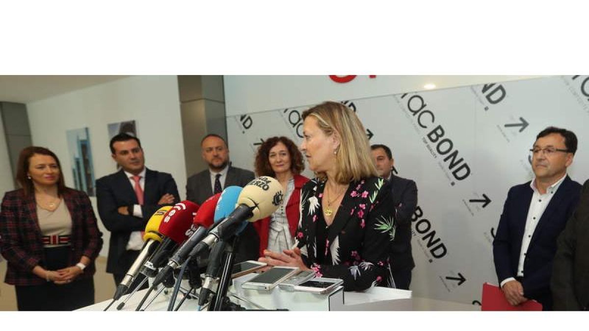 La consejera de Economía y Hacienda, Pilar del Olmo, ayer, durante su intervención en la sede de la empresa Stac, en el polígono de La Rozada. L. DE LA MATA