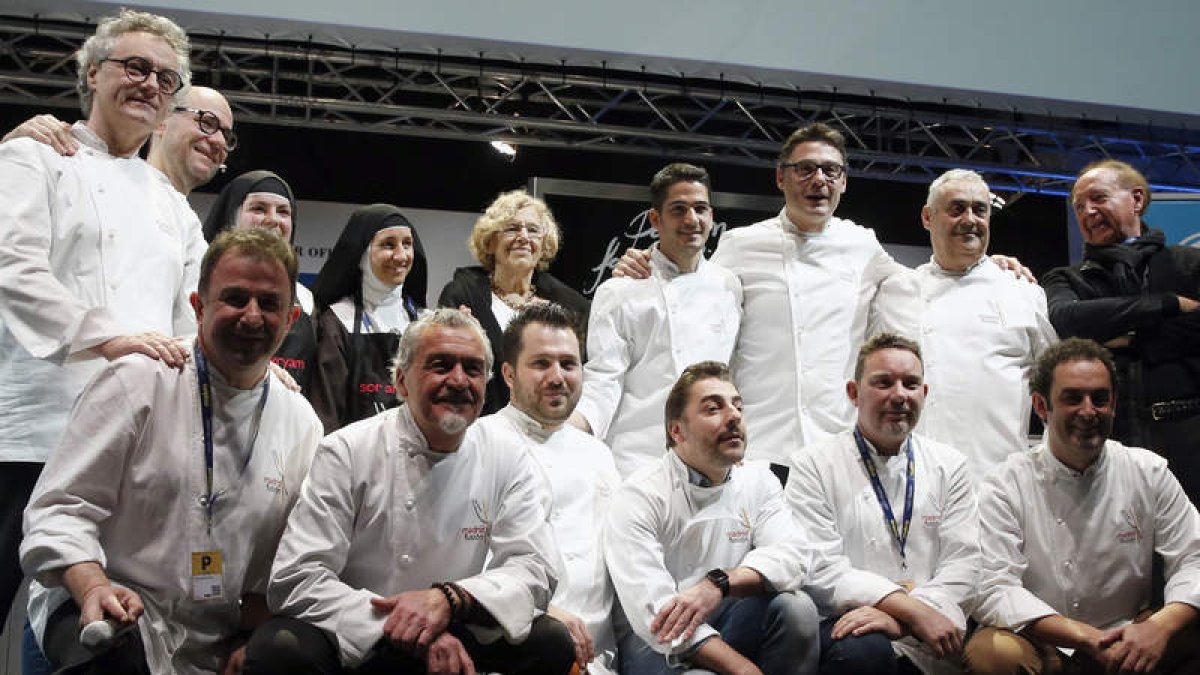 Sor Miriam y sor Amanda, junto a Manuela Carmena y los mejores cocineros.