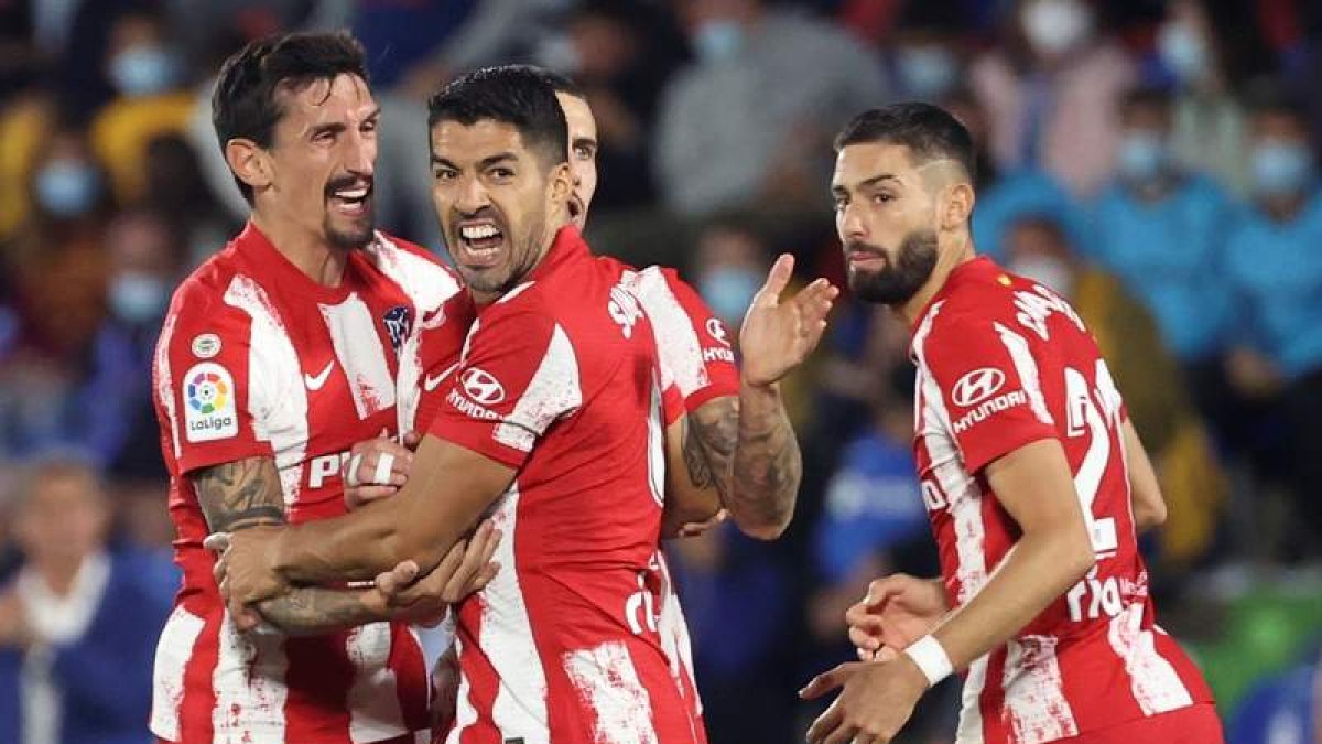 Suárez celebra junto a sus compañeros su segundo gol que otorgaba el triunfo al Atlético. KIKO HUESCA