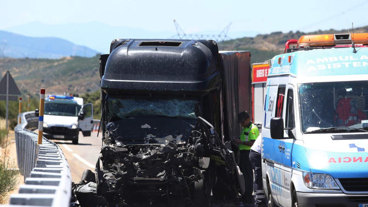 Debido al impacto, el conductor de uno de los camiones fue excarcelado por los bomberos.