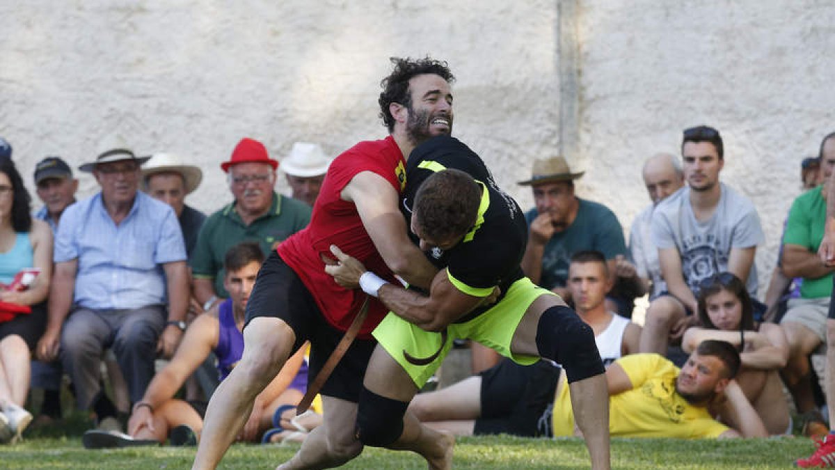 Moisés Vega y David Flecha, durante uno de los combates celebrados en Villafañe en la cuarta jornada de la Liga de Verano. FERNANDO OTERO
