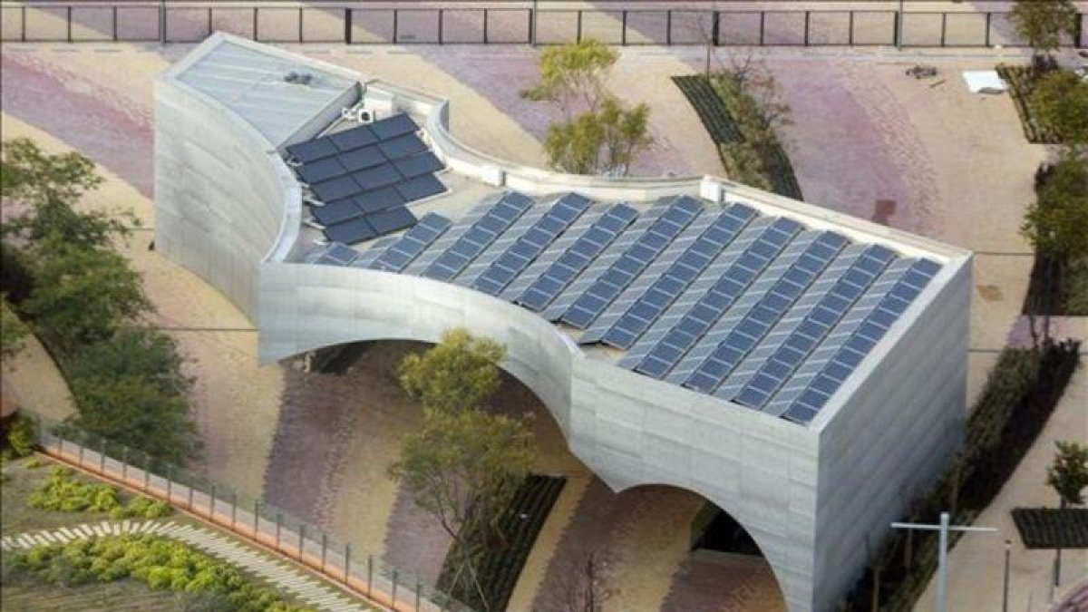 Vista aérea del edificio que acoge el centro CaixaForum de Sevilla, en la Isla de la Cartuja.