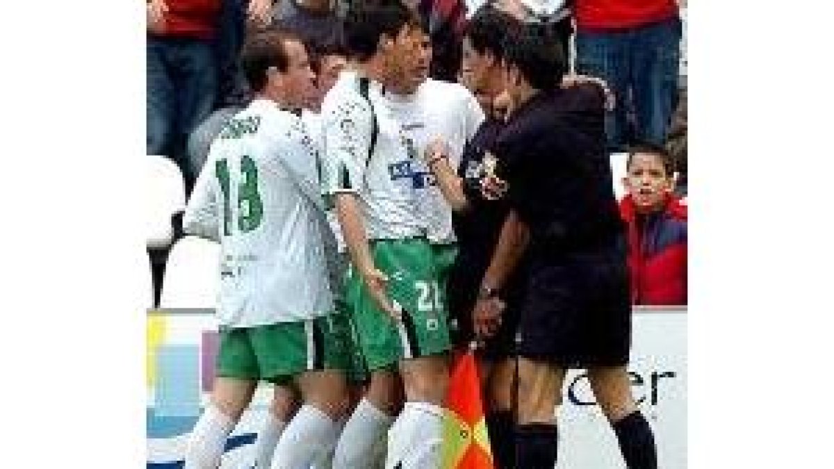 Los jugadores del Racing protestan al árbitro y a Rafa Guerreo el penalti