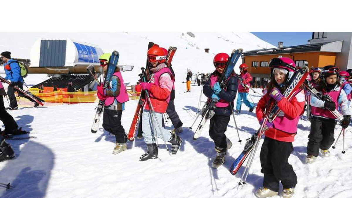 Escolares de la Campaña de Nieve de la pasada temporada en la estación de San Isidro. ramiro