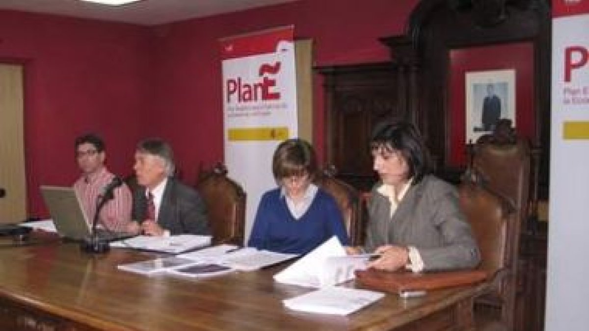 El subdelegado, Francisco Álvarez, en la presentación del nuevo plan E en Cistierna.