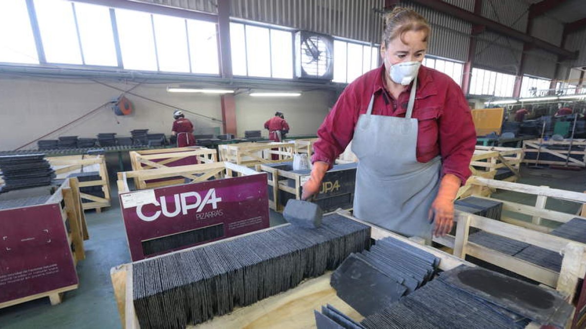 La multinacional pizarrera, tras la reciente compra de cuatro empresas del sector, da trabajo directo a más de 2.000 personas. L. DE LA MATA
